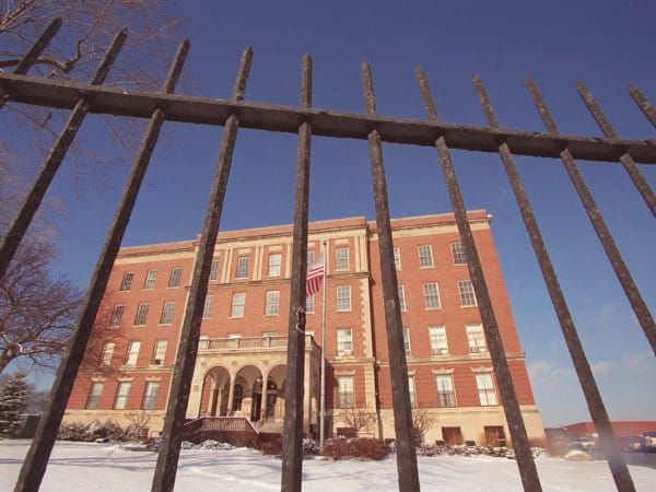 people-are-freaking-out-about-this-haunted-mental-asylum-in-michigan