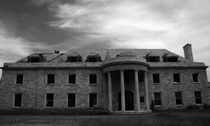 This Abandoned Mansion in Wisconsin Is Creepy but