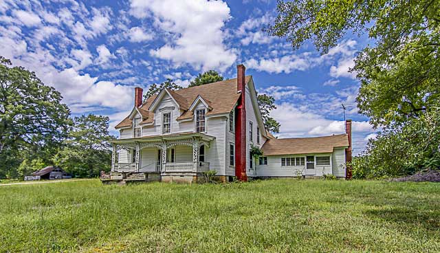 1890s-farmhouse-has-been-untouched-but-is-still-stunningly-beautiful