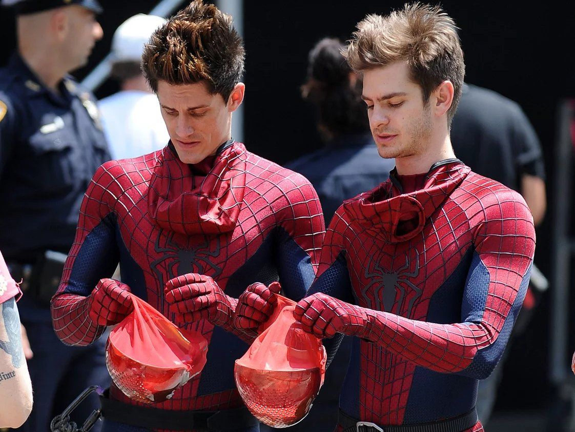 Unbelievable Photos Of Actors With Their Stunt Double - vrogue.co